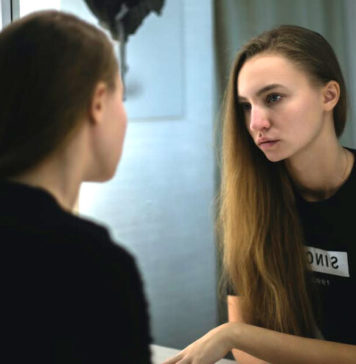 బాడీ డైస్మోర్ఫిక్ డిజార్డర్ బాధితులకు సహాయం చేయగల 10 మార్గాలు Body Dysmorphic Disorder