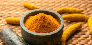 పసుపుతో బ్లాక్హెడ్స్ మాయం Turmeric on face