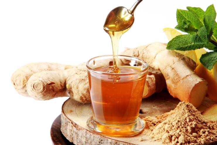 Honey and ginger to protect your throat