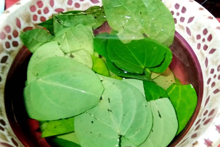 Heating betel leaves for baby health