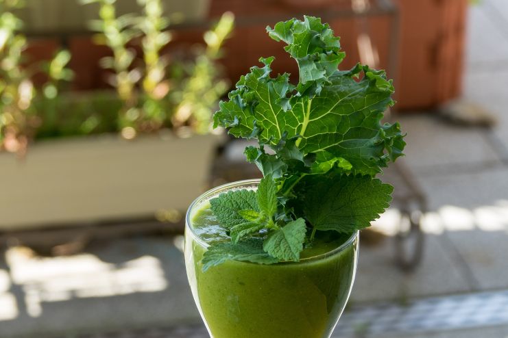 Apple kale green smoothie