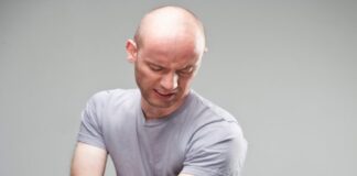 ఎడమ చేయి నొప్పి ప్రమాదకరమా?: కారణాలు, చికిత్సలు - Left arm pain: Causes, Symptoms and Treatments Left arm pain_ Causes, Symptoms and Treatments