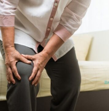 నిలబడినప్పుడు మోకాలు ఎందుకు నొప్పి వేస్తుంది? చికిత్స Stand-Up Struggle_ Causes of Knee Pain When You Stand