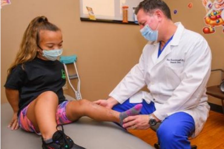 How is achondroplasia treated